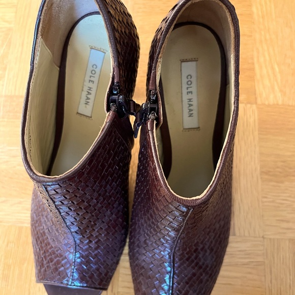 NWOT Cole Haan open-toe leather weave ankle booties, size 5.5 - Picture 3 of 9